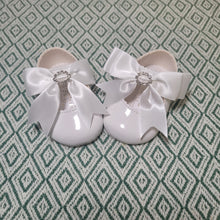 Load image into Gallery viewer, Baypod|Girls Bow &amp; Diamante Soft Shoe-White
