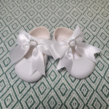 Load image into Gallery viewer, Baypod|Girls Bow &amp; Diamante Soft Shoe-White
